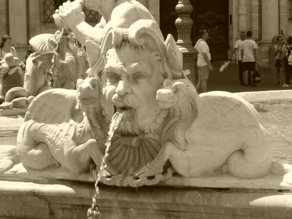 Escultura de fonte na Piazza Navona: restaurante fica perto
