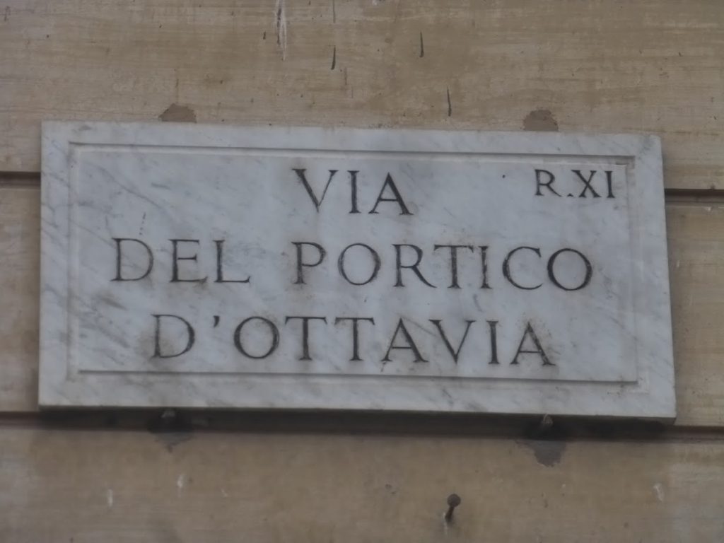 Placa da rua famosa pela gastronomia judaico-romana