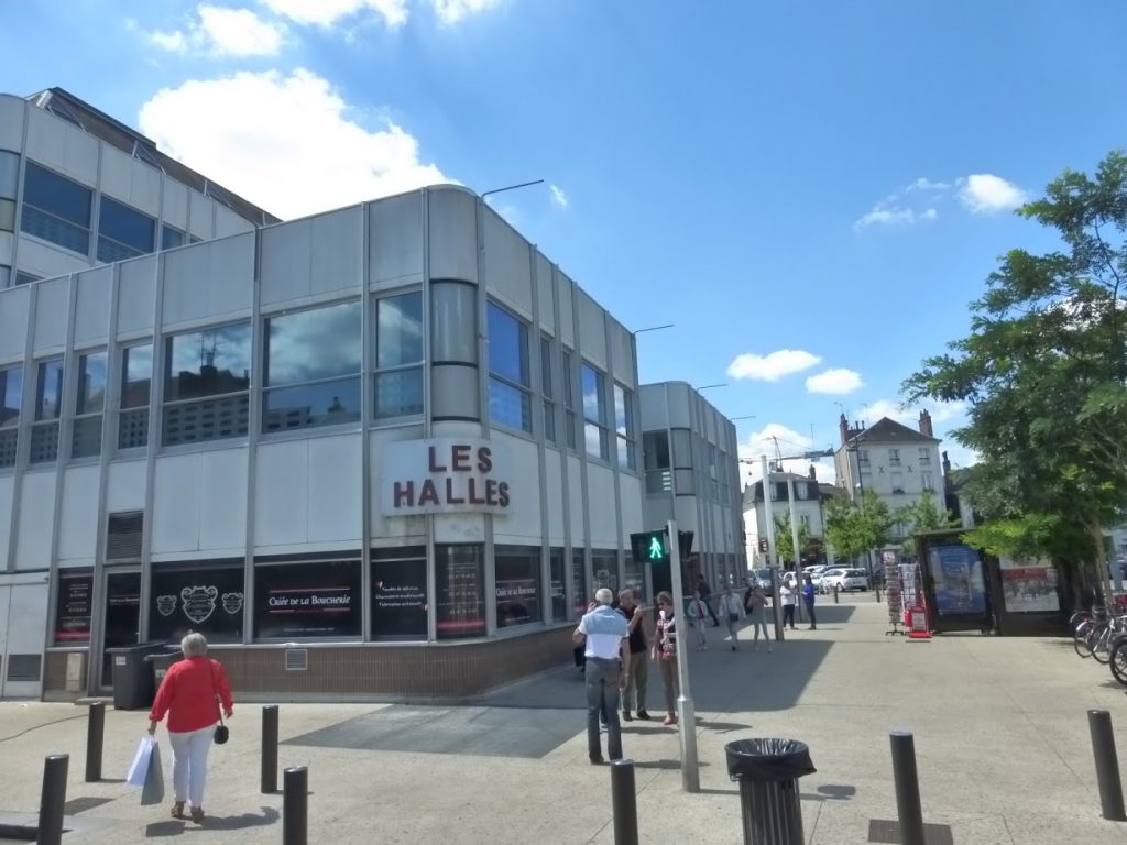O prédio que abriga o mercado em Tours