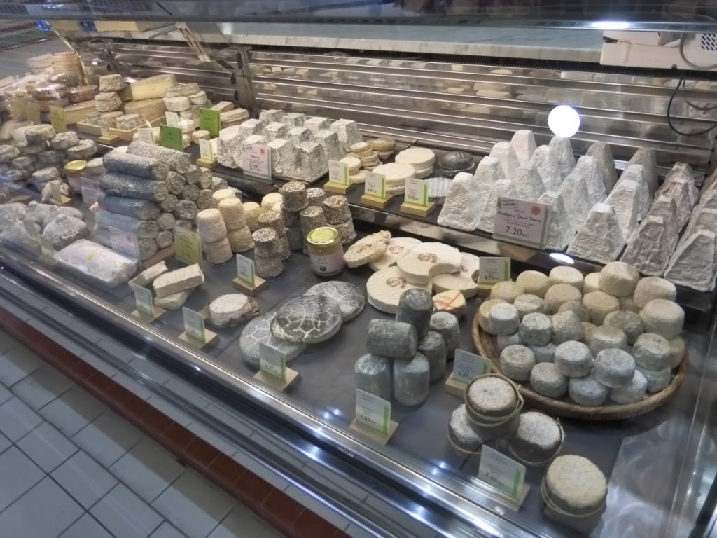 As vitrines de queijos. Hummmm.....