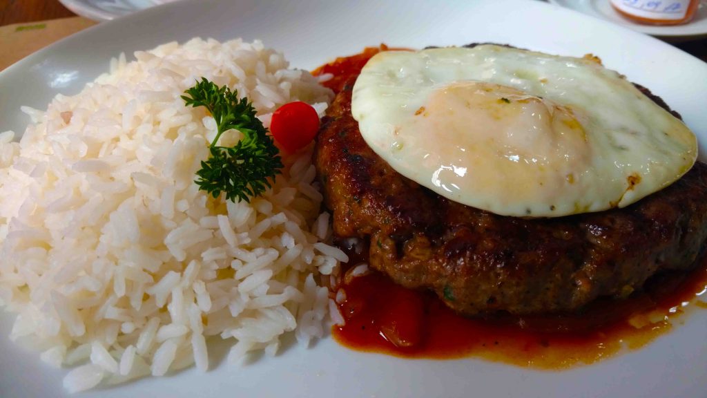 Um dos "novinhos" do menu: hambúrguer gourmet com arroz, ovo, molho agridoce e geléia de pimenta