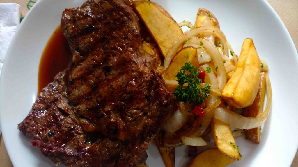 O suculento bife ancho com batata lionese. Eu comi. É muito bom!