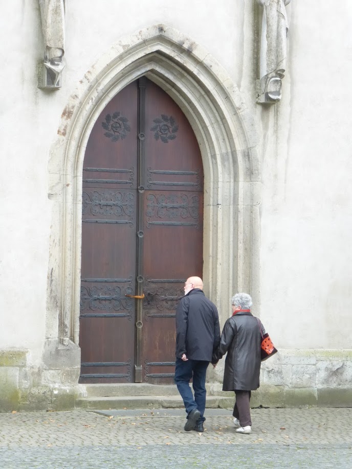 Turistas visitam a igreja