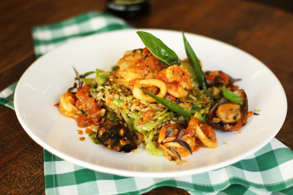 Cioppino de Bacalhau: posta de bacalhau, lula, camarão e mexilhão, com arroz sete grãos e brunoise de legumes e ervilha torta (foto Wilson de Cola)