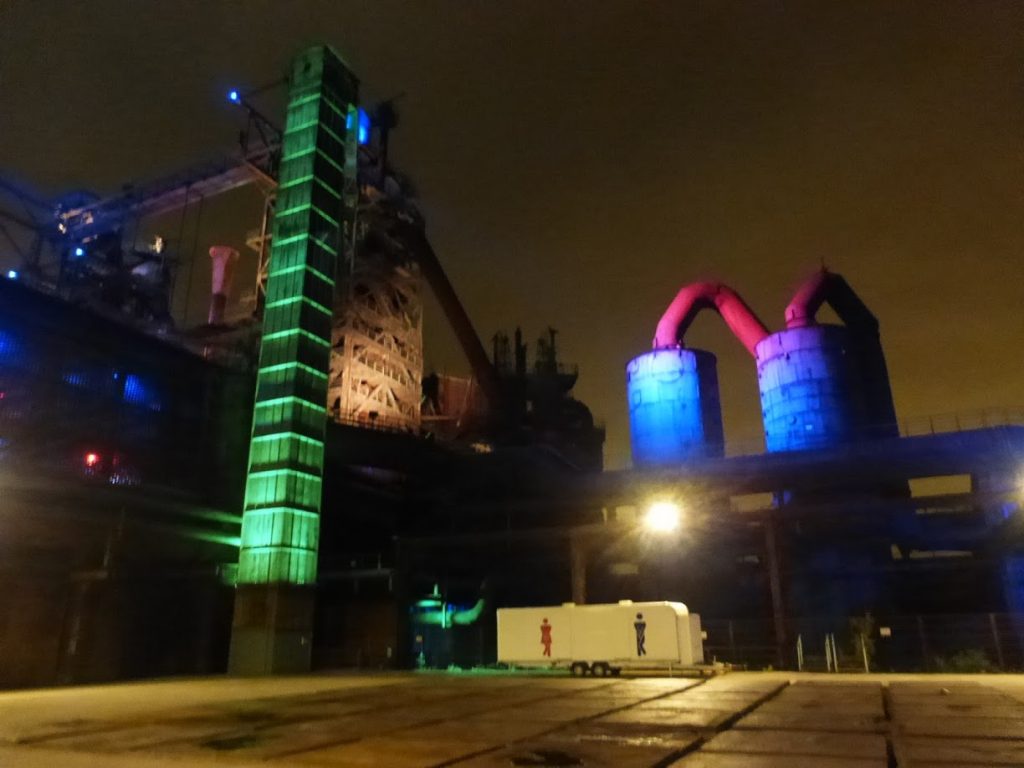 Estruturas iluminadas e uma praça para shows: preservação com uso cultural é a receita do parque