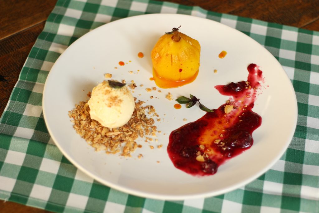 Pêra ao vinho branco e açafrão: pêra cozida ao vinho branco e açafrão, acompanhado de sorvete de pistache e farofa de amêndoas com calda de frutas vermelhas
