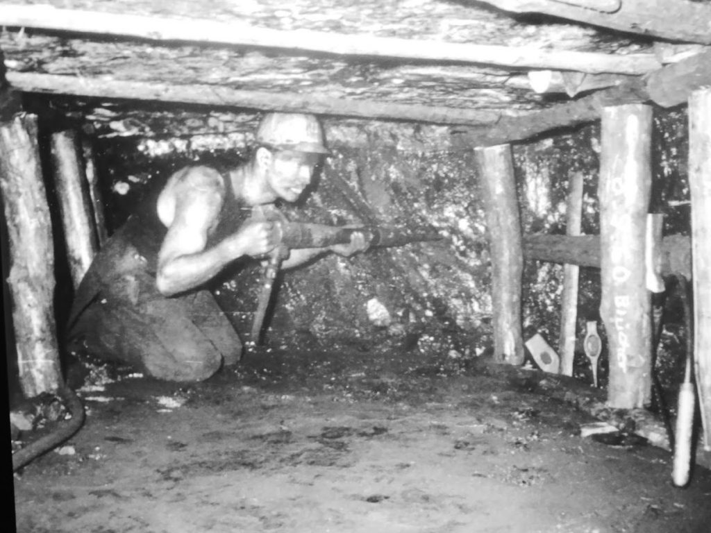 Foto do acervo da mina mostra as péssimas condições de trabalho de um mineiro