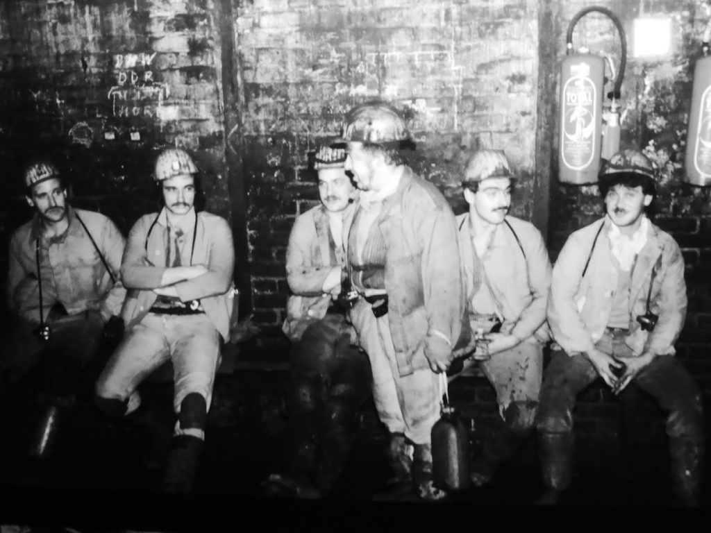 Outra foto exposta na mina: mineiros em momento de descontração