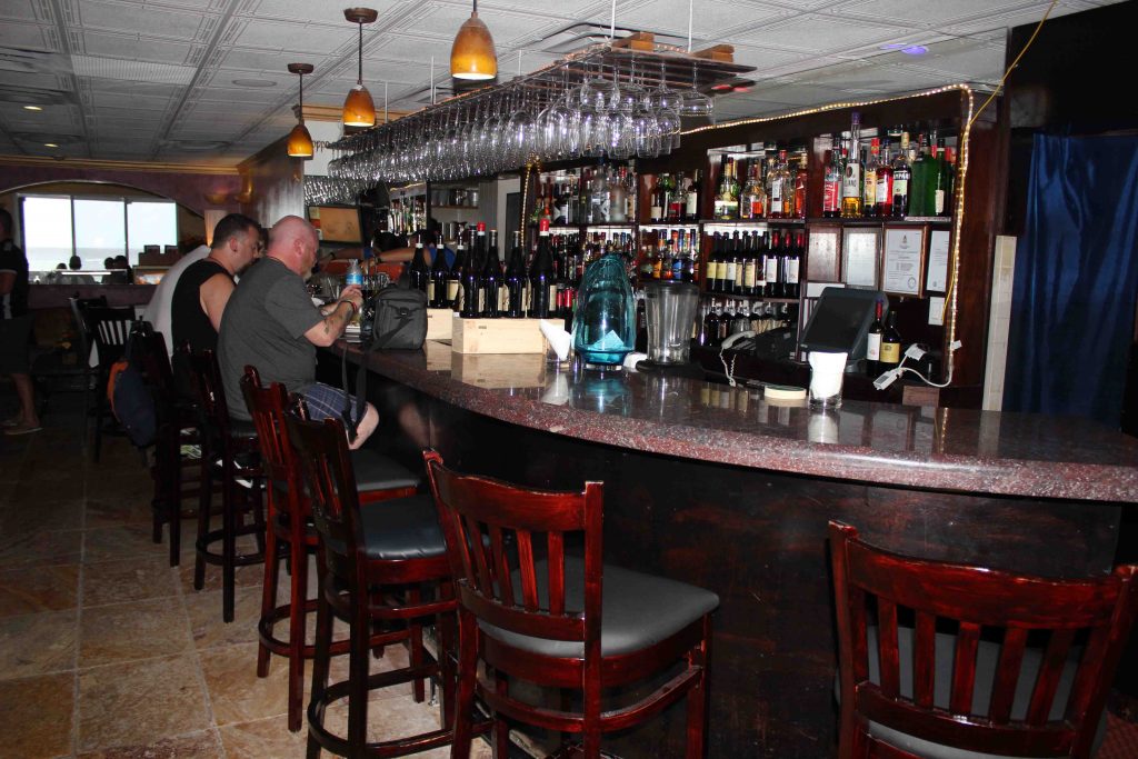 Área do bar ideal para tomar um drinque antes do almoço ou jantar