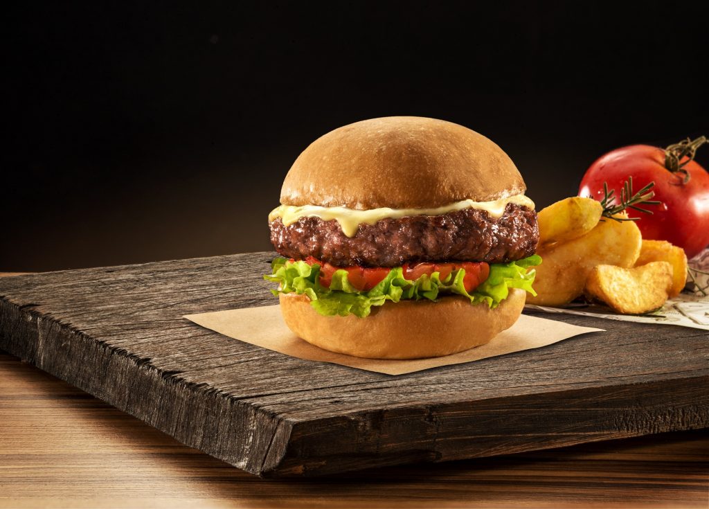 Um dos hambúrgueres da casa: cliente tem total autonomia para montar o prato, adicionando e tirando ingredientes (foto divulgação/Jamp Burger)