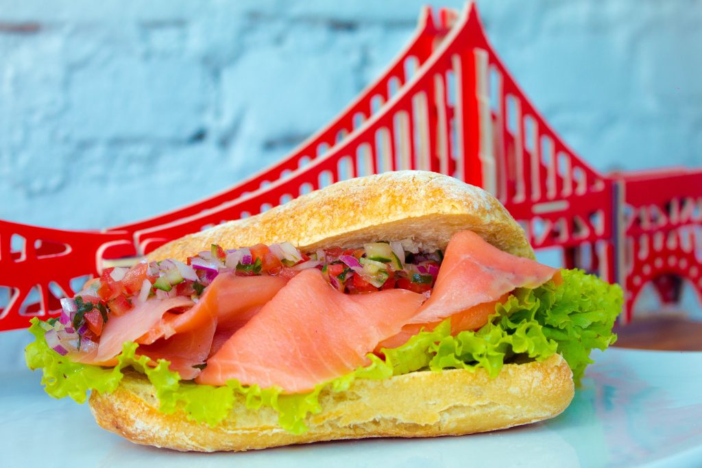 Odete Roitman (salmão defumado com creme de ricota, salada de cebola roxa, tomate e alface americana temperados com azeite de ervas)