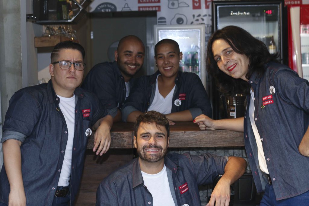 Parte da equipe da Castro Burger - Esquerda para direita - Marcelo, (em cima) Davidson, Fernanda, (em baixo) Fernando e Roberta