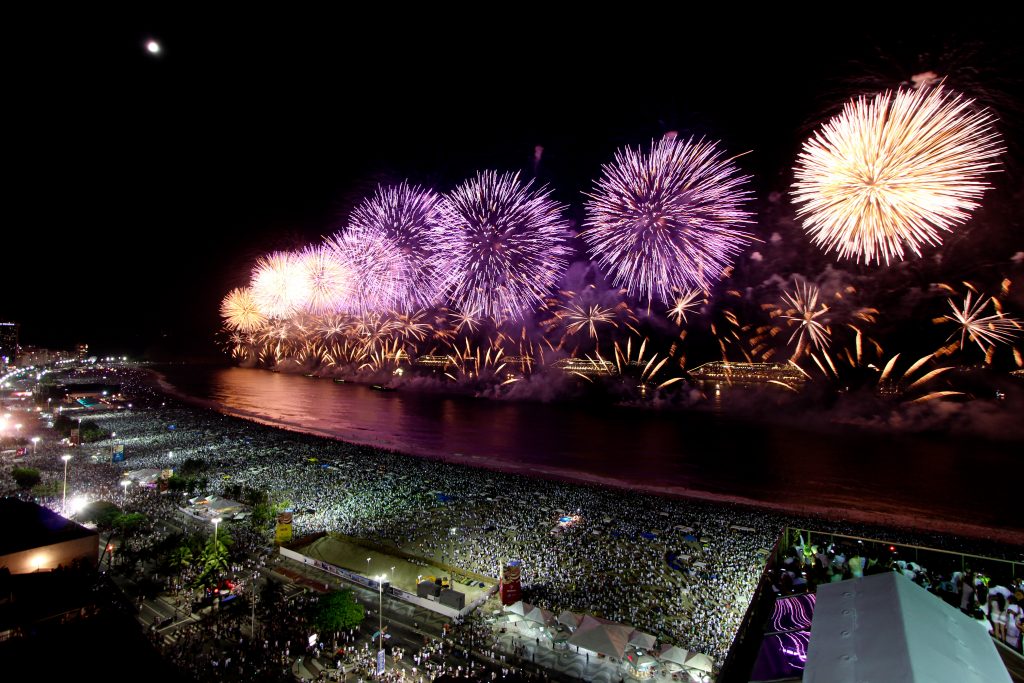 Queima de fogos vista desde a cobertura do cinco estrelas carioca no réveillon 2015/2016 (foto divulgação/JW Marriott Rio de Janeiro)
