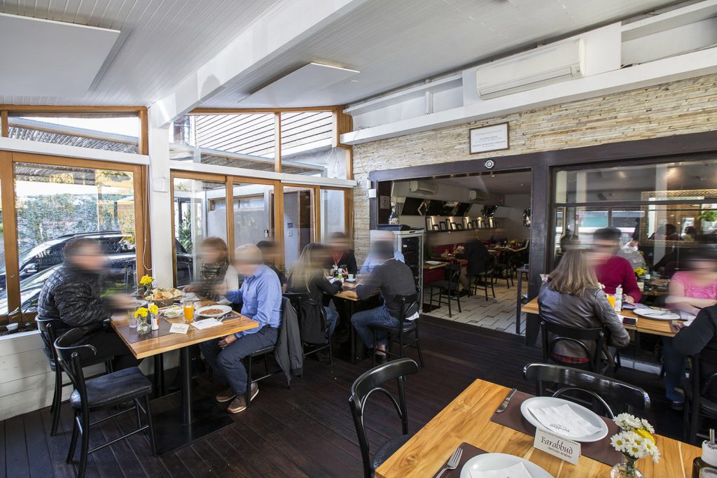 O Farabbud, tradicional restaurante árabe de Moema, zona sul de São Paulo, tem ambiente minimalista e uma varandinha acolhedora (foto Mario Rodrigues)