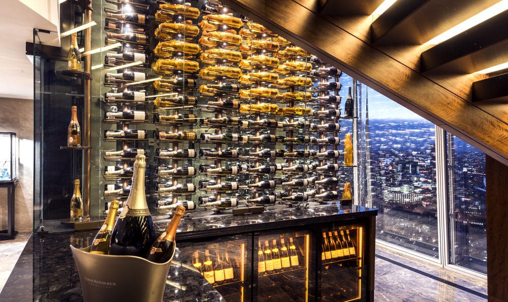 A imponente parede com 3 metros de altura reúne a maior seleção de champagnes Louis Roederer do Reino Unido (fotos divulgação/Shangri-La Hotels and Resorts) 