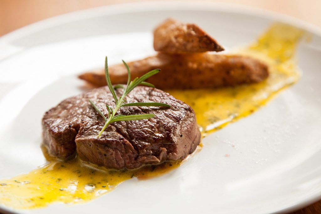 O steak bearnaise com fritas rústicas, do Chez Vous (foto Luís Simione/divulgação)