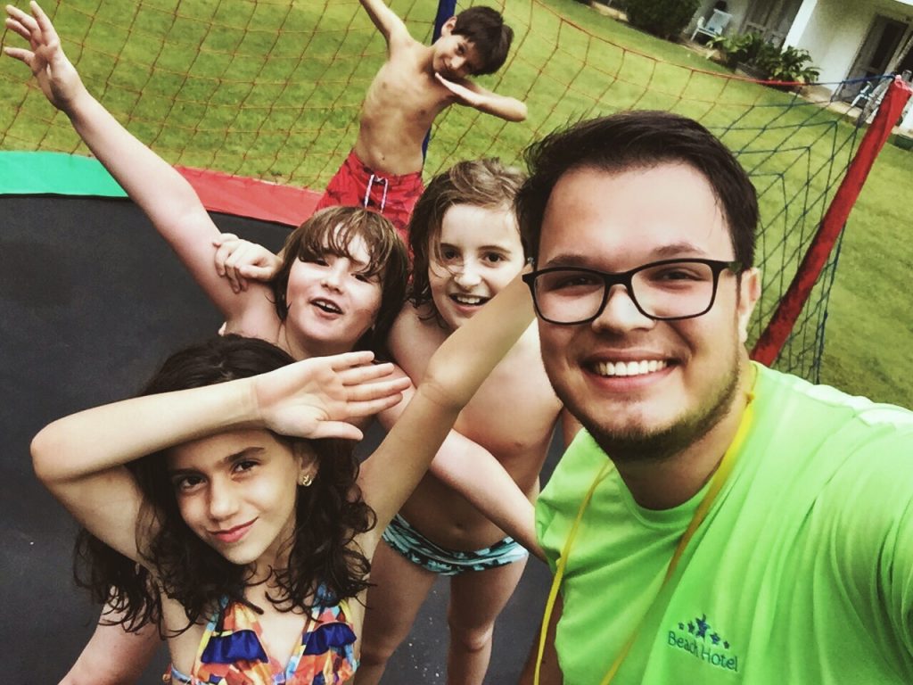 Um dos monitores com crianças hóspedes em um dos hotéis (fotos divulgação/Rede Beach)