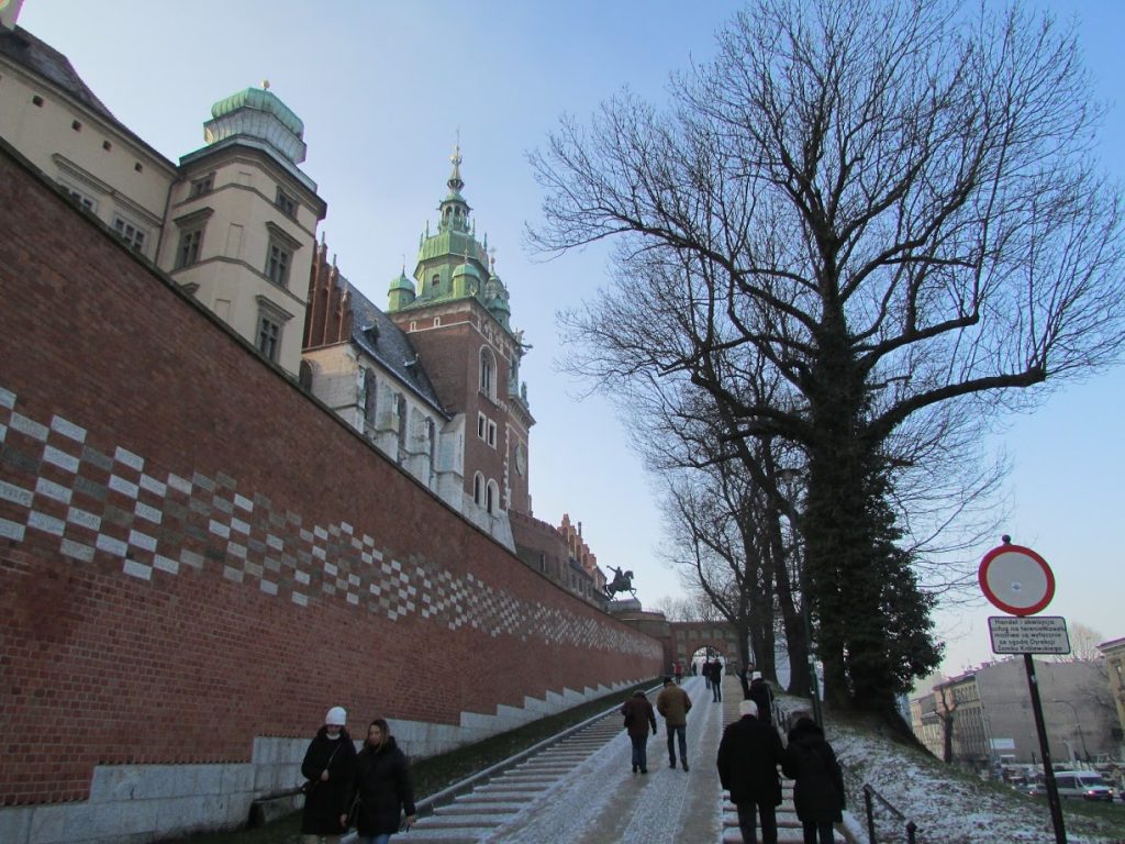 A rampa que dá acesso ao Castelo Real de Wawel, com as placas de doação para a restauração do lugar