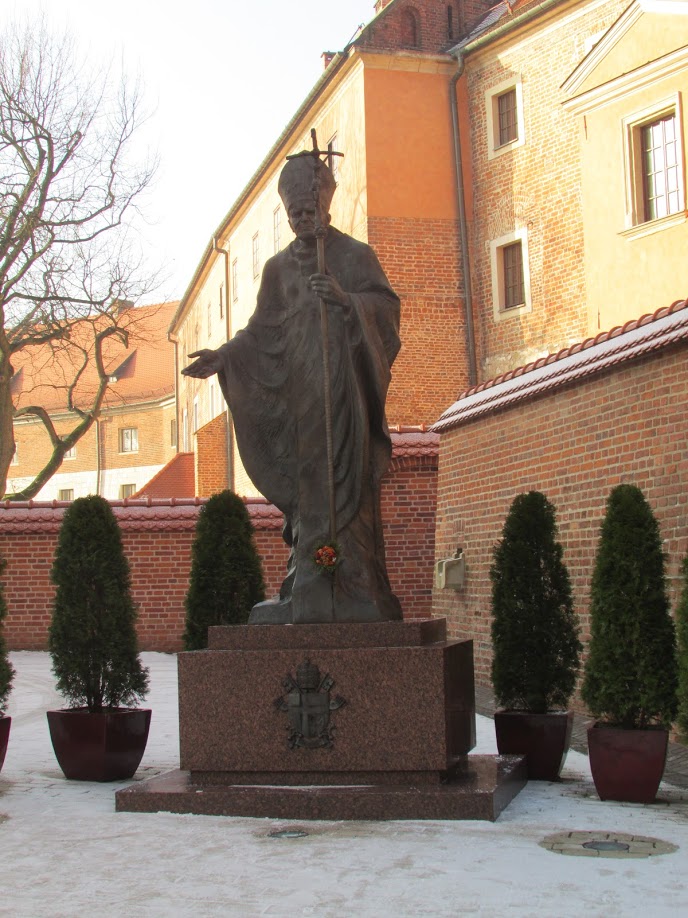 Estátua do papa João Paulo 2° junto à entrada da catedral