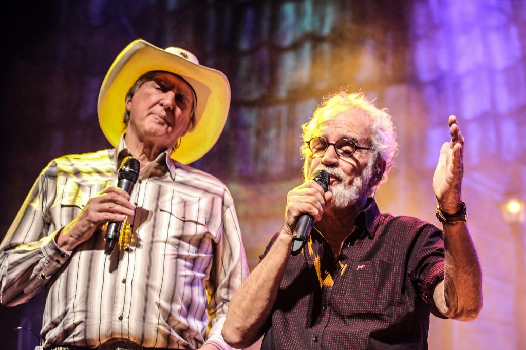 Sérgio Reis e Renato Teixeira durante show (foto divulgação/Leonardo Liberti)