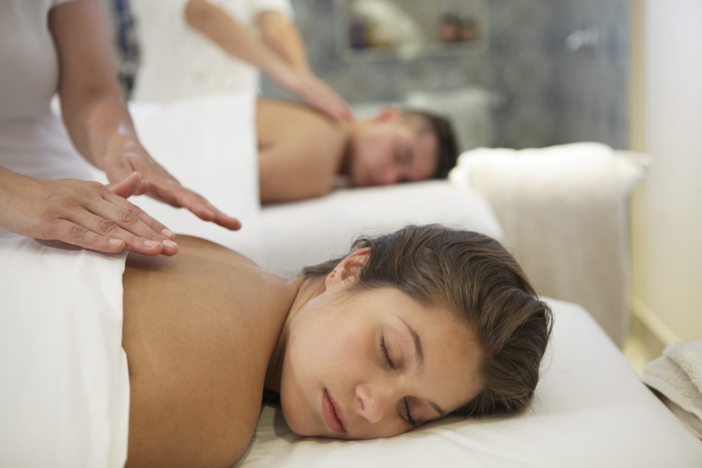 Casal passa por tratamento em uma das salas do Spa by L’Occitane (fotos divulgação/Hotel Saint Michel)
