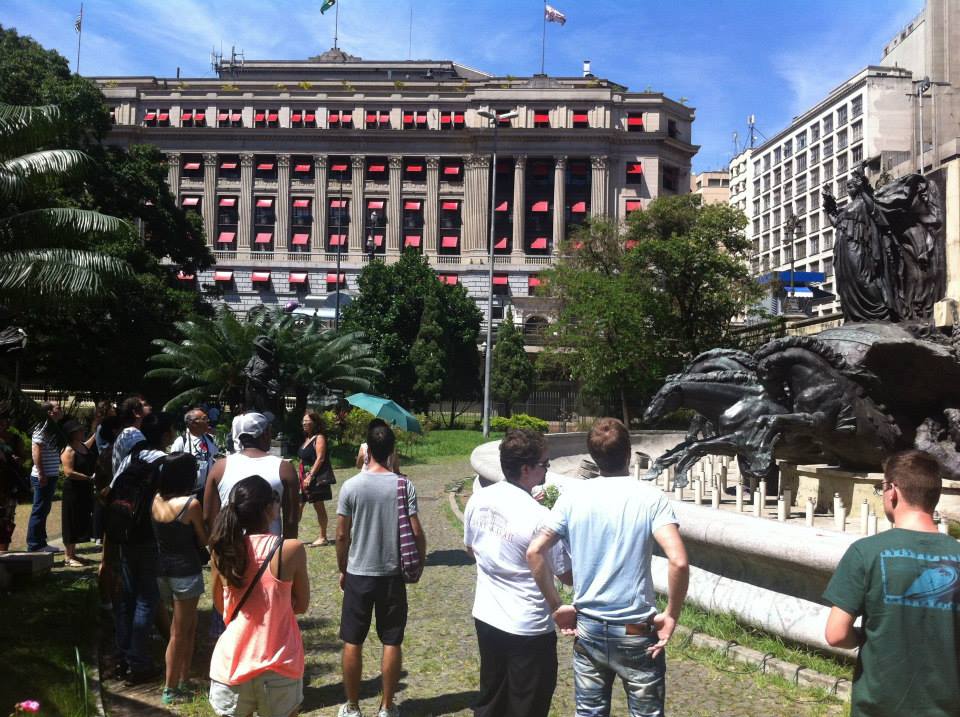 Participantes de um walking tour com o Shopping Light ao fundo (foto divulgação/Shopping Light)