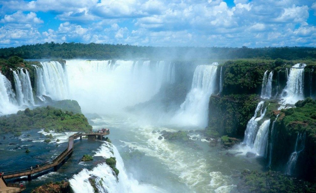 quedas d'água em meio a área verde Cataratas Day 2017