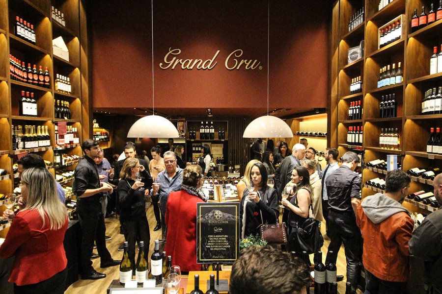 Grand Cru abre loja no Shopping Anália Franco (SP). A inauguração recebeu convidados especiais e apreciadores de vinhos 