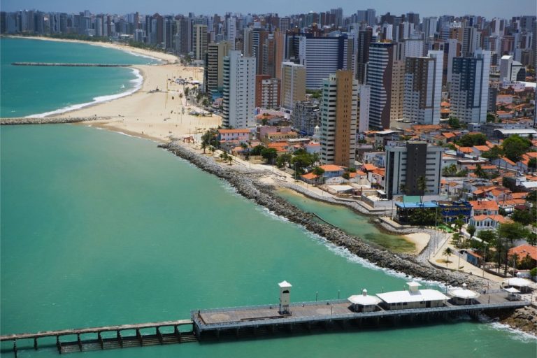 Vista aérea da praia de Iracema, em Fortaleza - TurismoETC