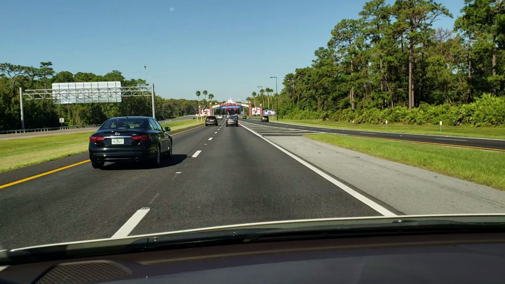 Conheça a Flórida em uma road trip - Carro na estrada