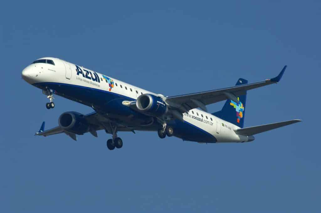 Avião azul e branco voando no céu Azul Fort Lauderdale