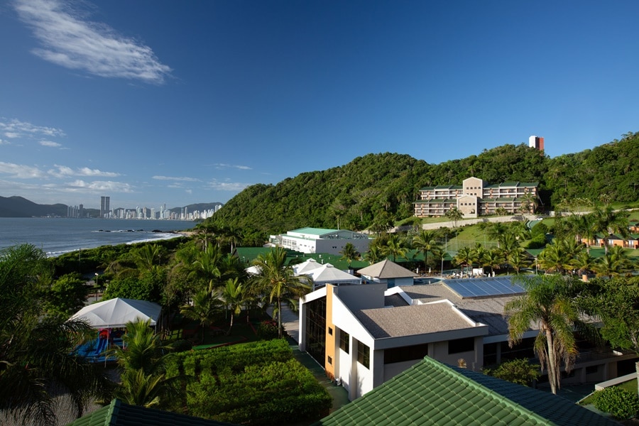 Outro ângulo do resort Infinity Blue com vista para o mar