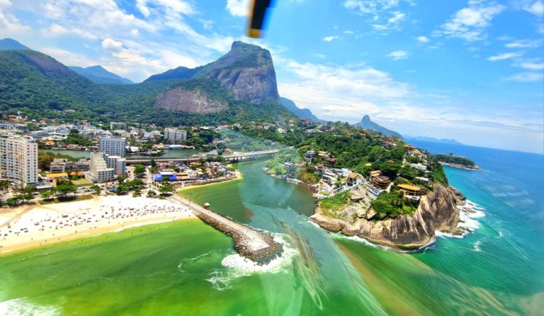 Voo de helicóptero no Rio de janeiro