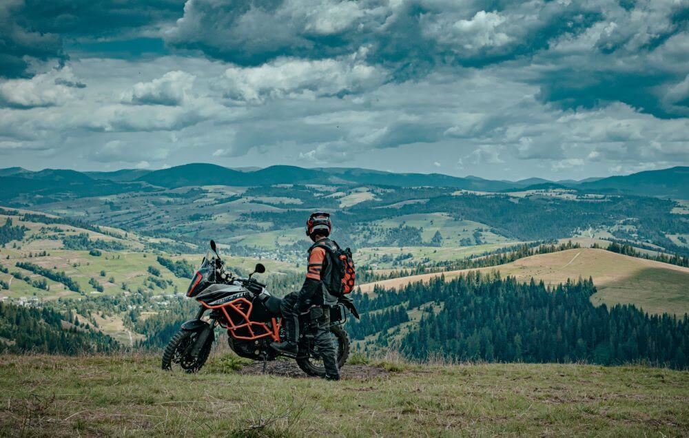 Melhor seguro viagem moto: saiba o que é e quanto custa