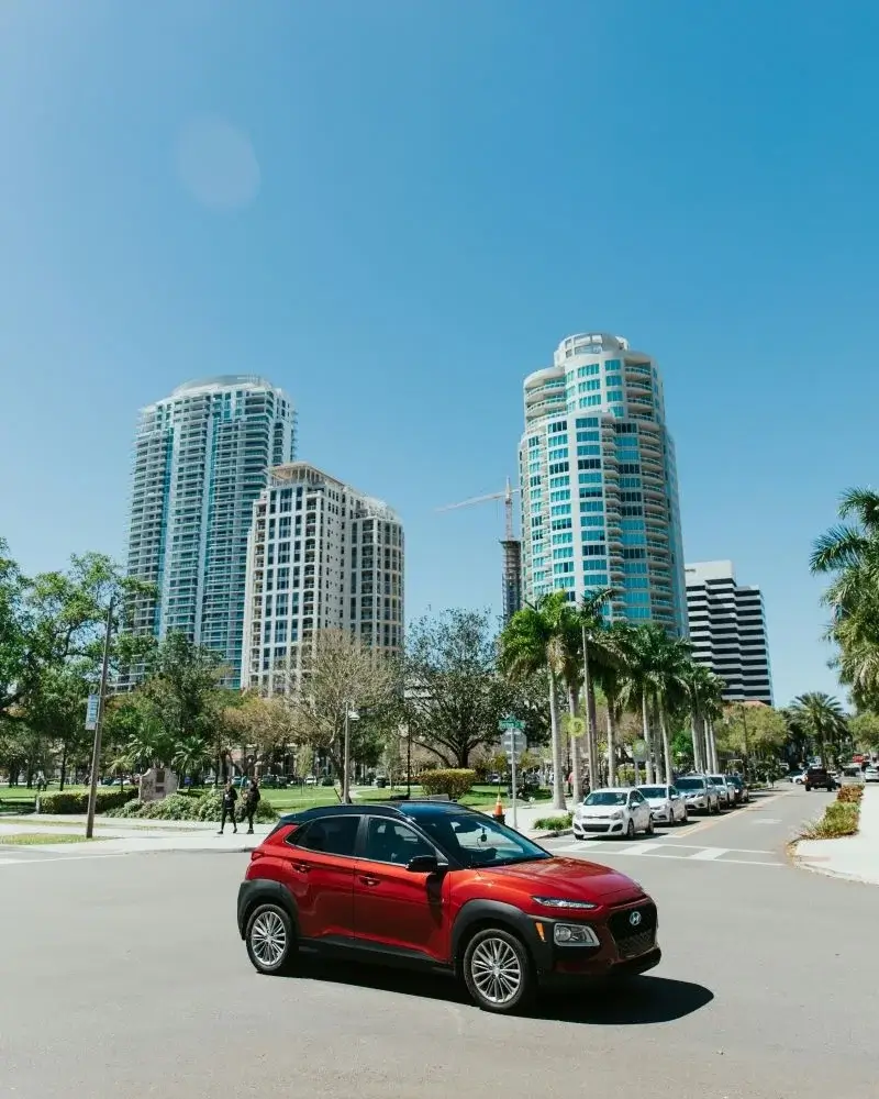 Carro atravessando cruzamento na Flórida | TurismoETC