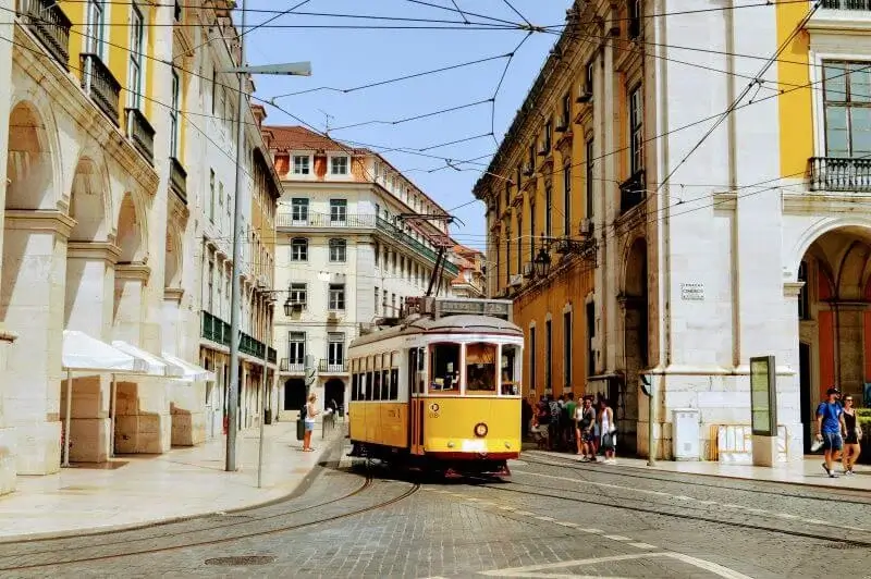 Dirigir um veículo alugado na capital de Portugal | TurismoETC